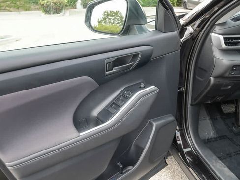 Used 2020 Toyota Highlander LE FWD image 27