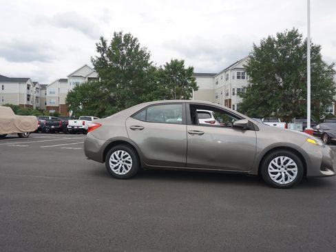 Used 2019 Toyota Corolla LE w/ Carpet Mat Package (TMS) FWD image 3