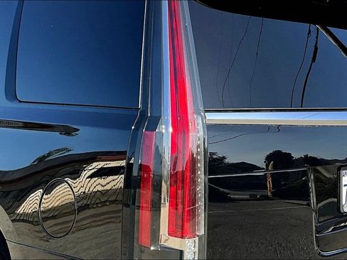 Used 2017 Cadillac Escalade Platinum AWD/4WD image 24