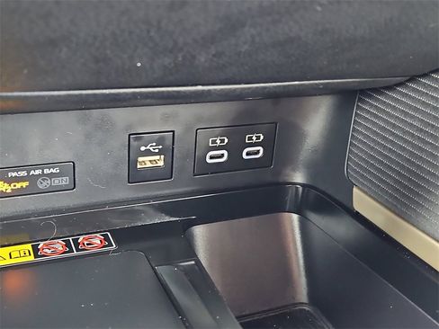 Used 2025 Toyota Camry SE w/ Convenience Package image 18