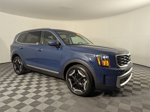 Used 2024 Kia Telluride S w/ S Sunroof Package image 2