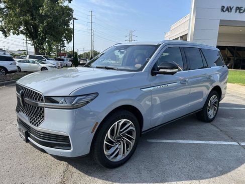 Used 2025 Lincoln Navigator Reserve AWD/4WD image 9