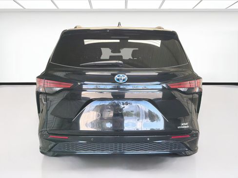 Used 2022 Toyota Sienna XSE FWD image 5