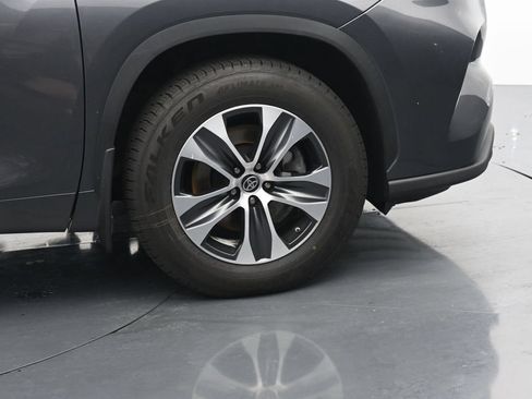 Used 2023 Toyota Highlander XLE AWD/4WD image 11