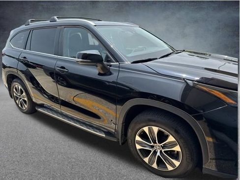 Used 2023 Toyota Highlander XLE FWD image 9
