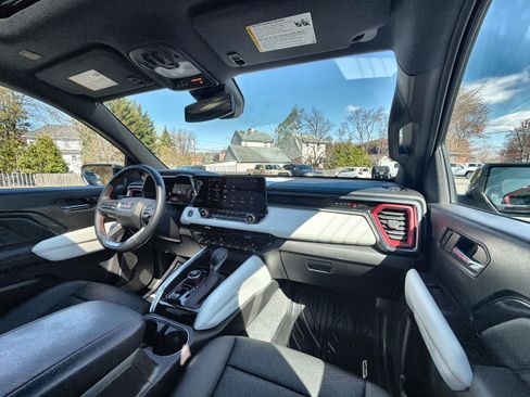 Used 2024 GMC Canyon AT4X AWD/4WD image 30