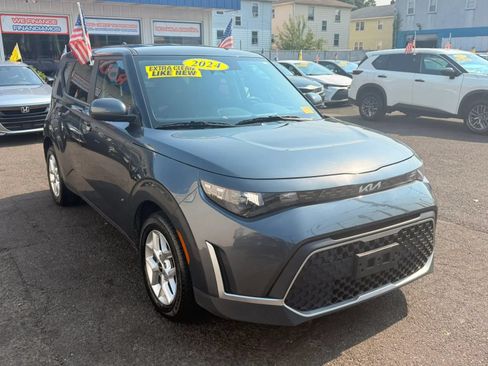 Used 2024 Kia Soul LX w/ Option Group 015 FWD image 2