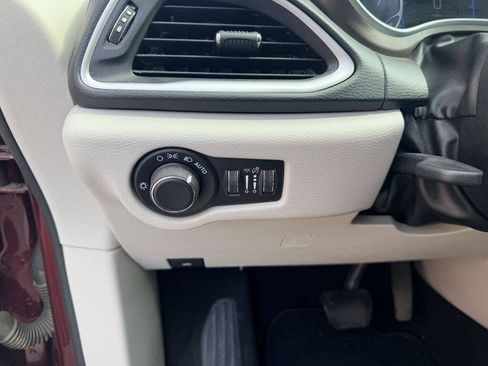 Used 2017 Chrysler Pacifica Touring FWD image 14