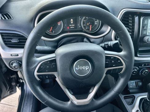 Used 2018 Jeep Cherokee Latitude FWD image 17
