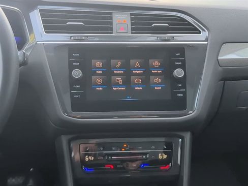 Used 2022 Volkswagen Tiguan SE w/ Panoramic Sunroof Package image 12