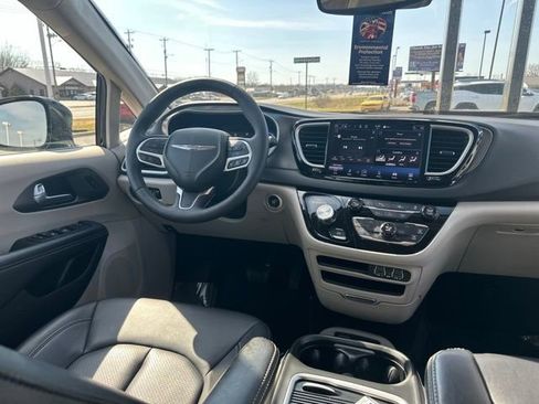 Used 2024 Chrysler Pacifica Touring-L image 15