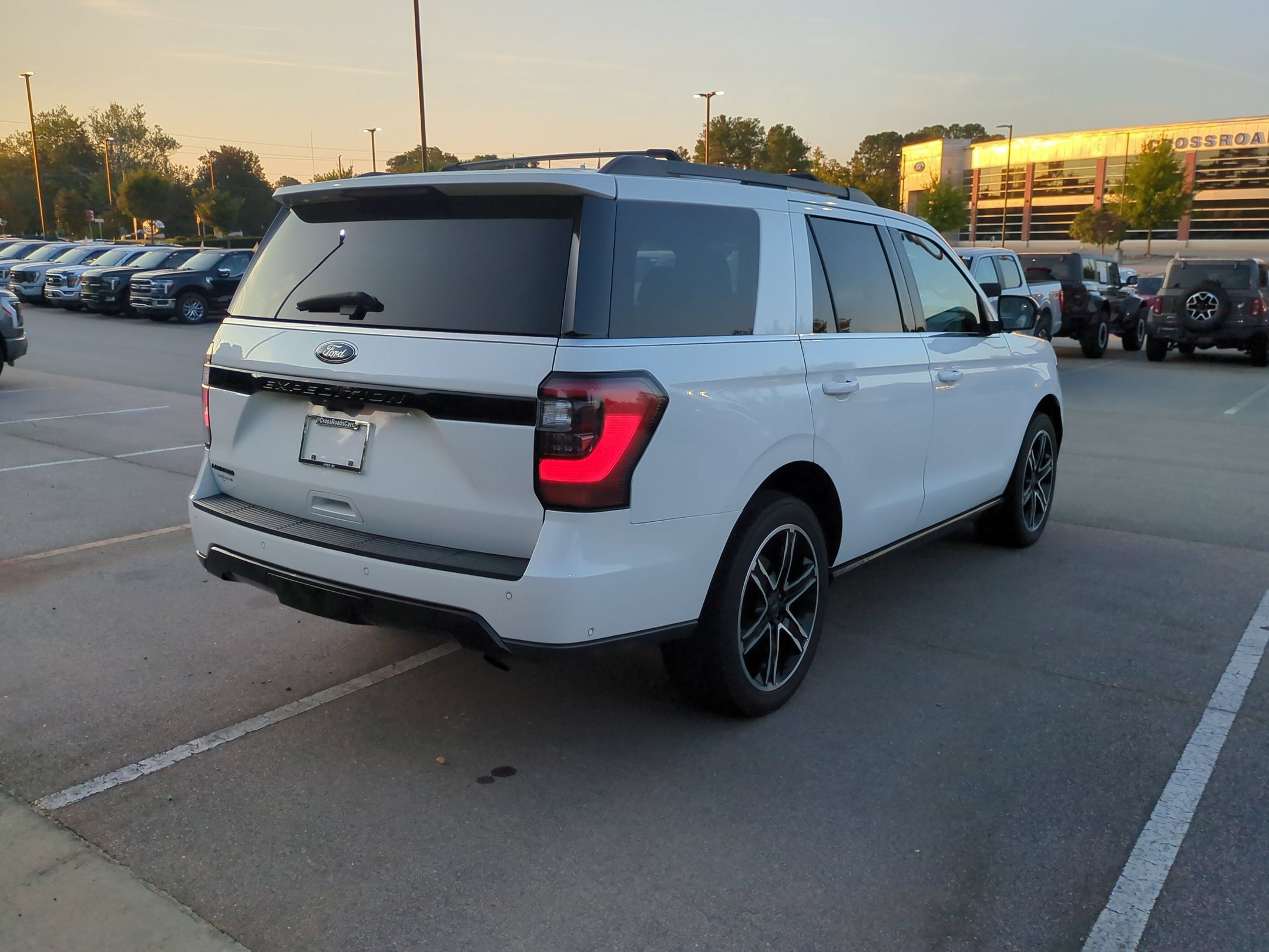 Used 2021 Ford Expedition Limited AWD/4WD image 4