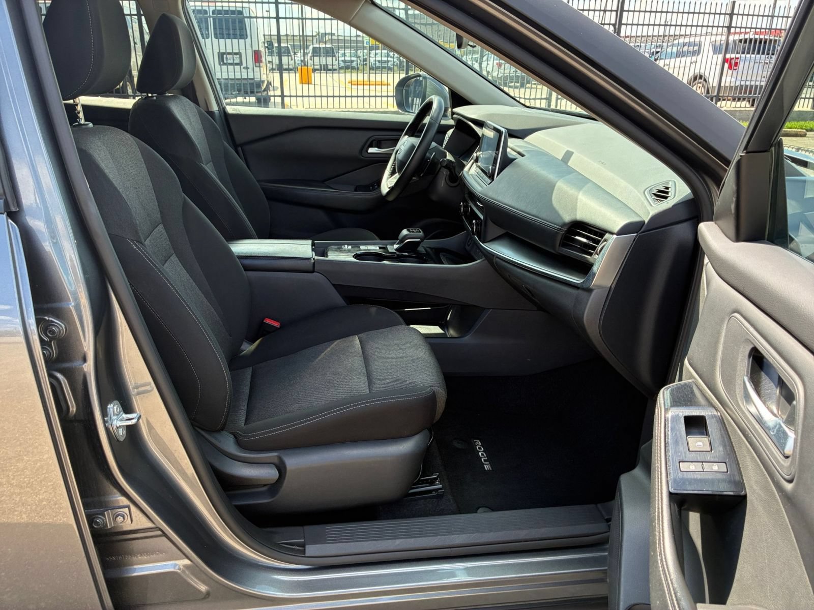 Used 2025 Nissan Rogue SV FWD image 37