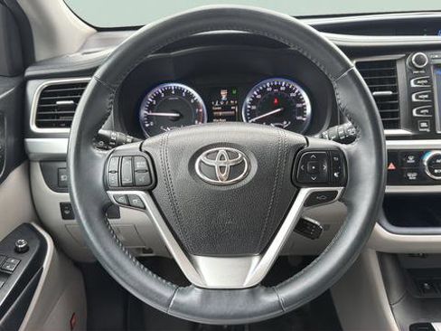 Used 2015 Toyota Highlander Limited w/ Driver Technology Package AWD/4WD image 12