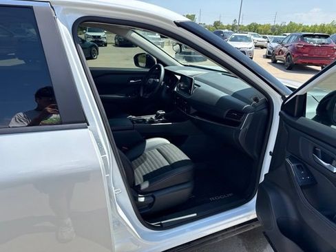 Used 2025 Nissan Rogue SV AWD/4WD image 18