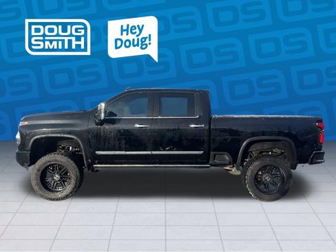 Used 2024 Chevrolet Silverado 3500 High Country w/ High Country Premium Package AWD/4WD image 2