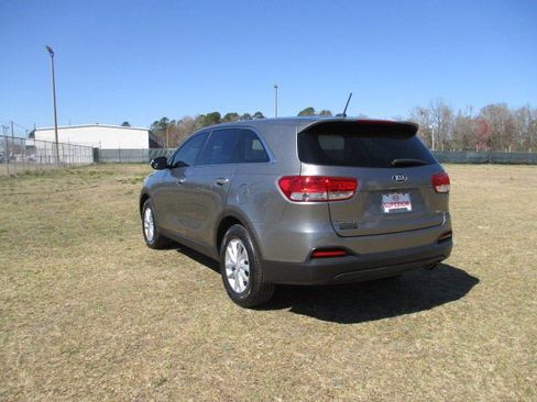 Used 2017 Kia Sorento LX w/ LX Convenience Package image 5
