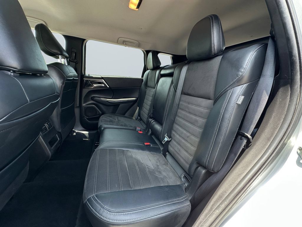 Used 2024 Mitsubishi Outlander SE Black Edition FWD image 14