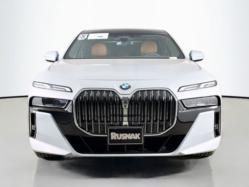 Certified 2023 BMW 760i xDrive AWD/4WD image 2