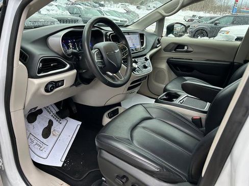 Certified 2023 Chrysler Pacifica Touring-L image 8