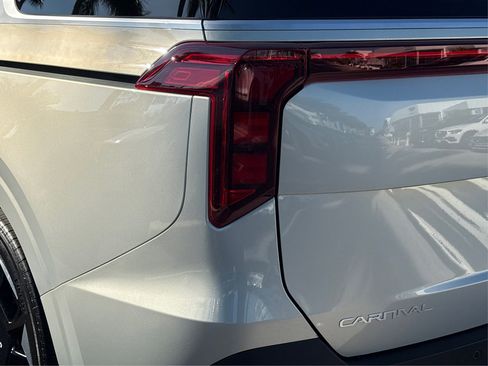 Used 2025 Kia Carnival EX image 14