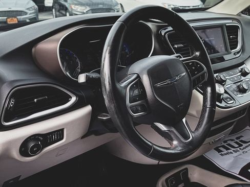Used 2018 Chrysler Pacifica Touring-L FWD image 2