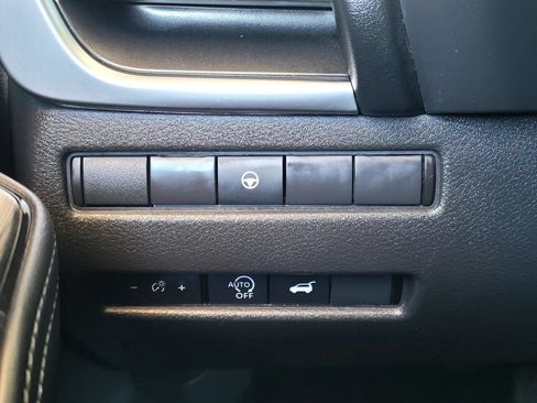 Used 2025 Nissan Rogue SV FWD image 32