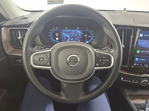 Used 2022 Volvo XC60 B5 Momentum image 9