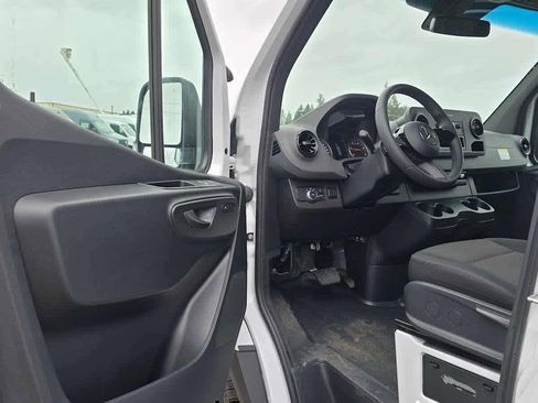 Used 2025 Mercedes-Benz Sprinter 2500 image 22