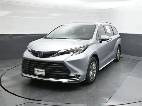 Used 2022 Toyota Sienna XLE image 30