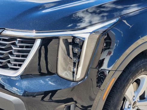 Used 2025 Kia Sorento LX image 9