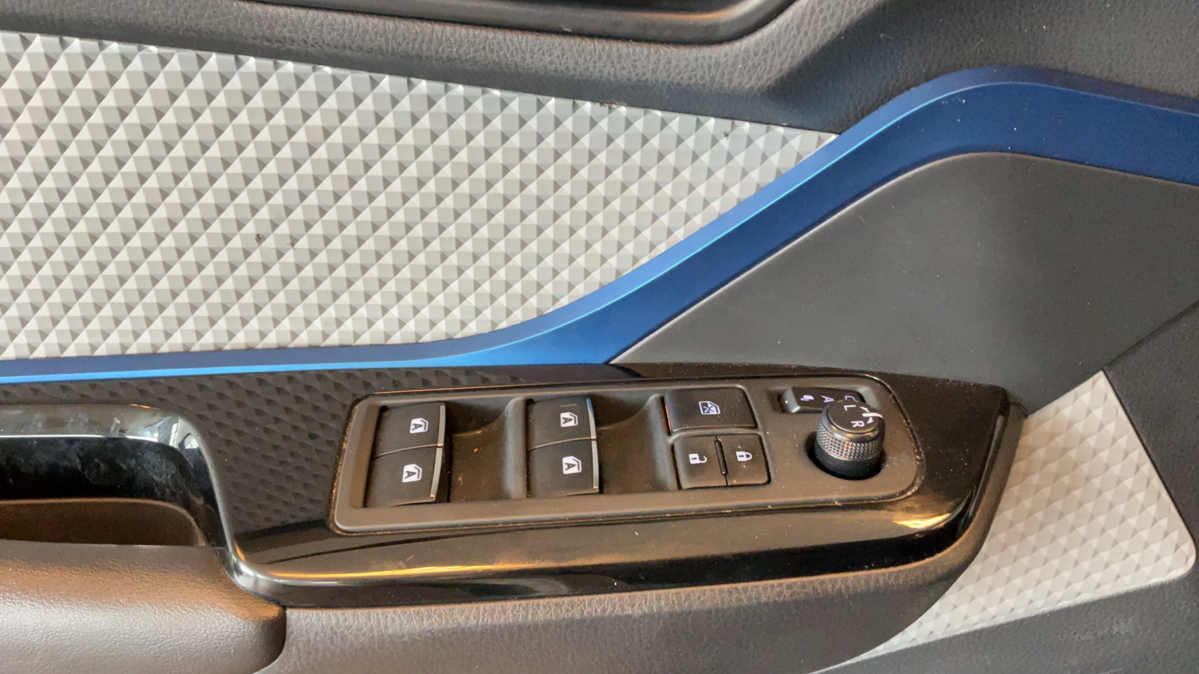 Used 2019 Toyota C-HR XLE FWD image 19