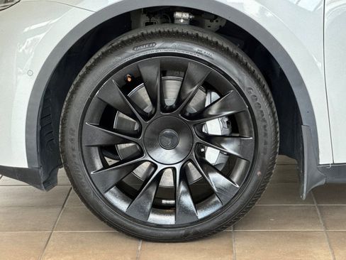 Used 2022 Tesla Model Y Long Range AWD/4WD image 26