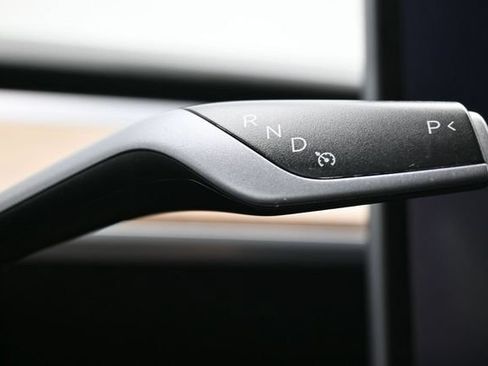 Used 2022 Tesla Model Y Long Range AWD/4WD image 25