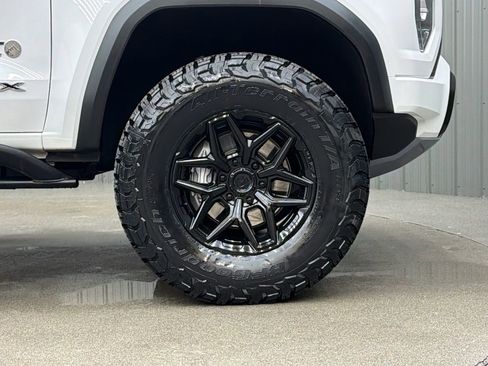 Used 2024 GMC Canyon AT4X image 10