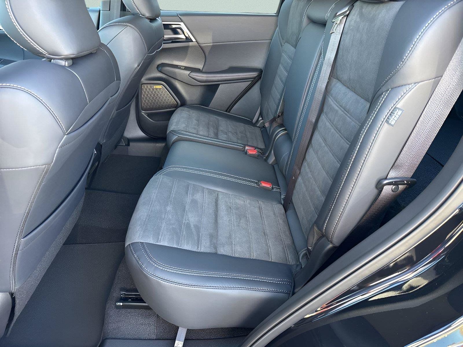 Used 2025 Mitsubishi Outlander SE AWD/4WD image 28
