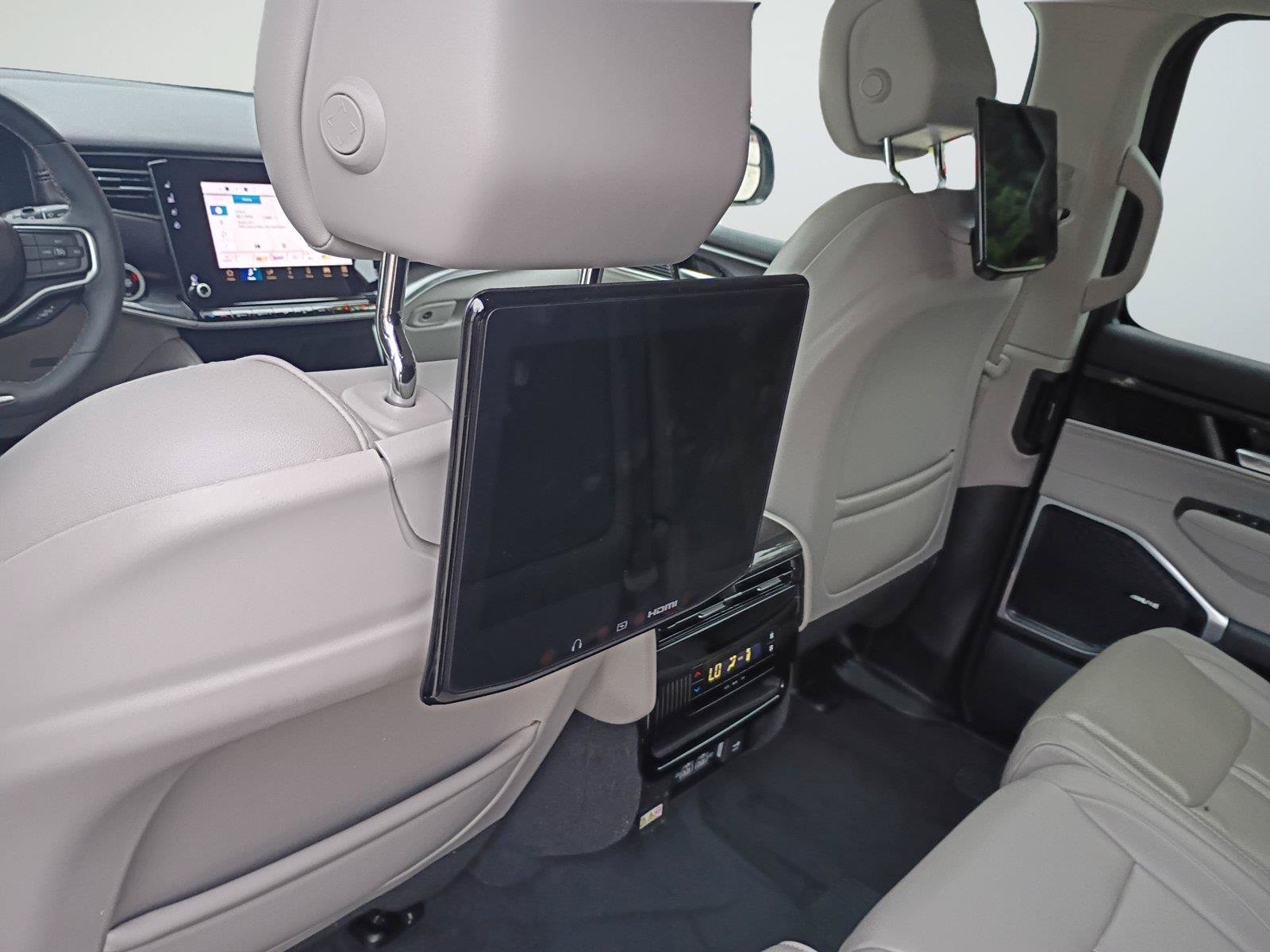Used 2023 Jeep Wagoneer 4WD w/ Premium Group I image 19