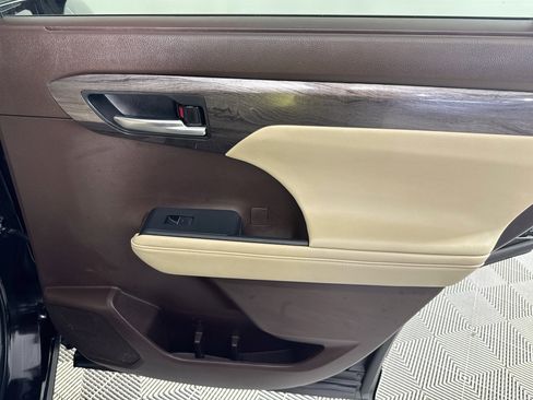 Used 2022 Toyota Highlander Limited FWD image 26