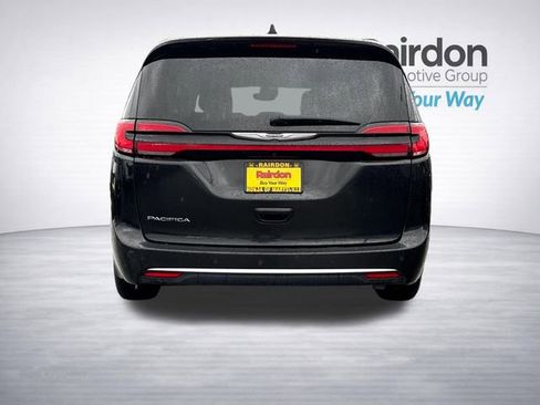 Used 2024 Chrysler Pacifica Touring-L image 7