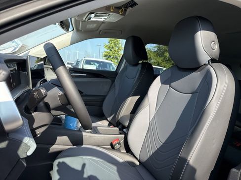 New 2025 Volkswagen Tiguan SE image 12