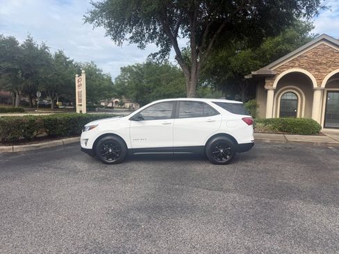 Used 2020 Chevrolet Equinox LS w/ LS Convenience Package FWD image 2