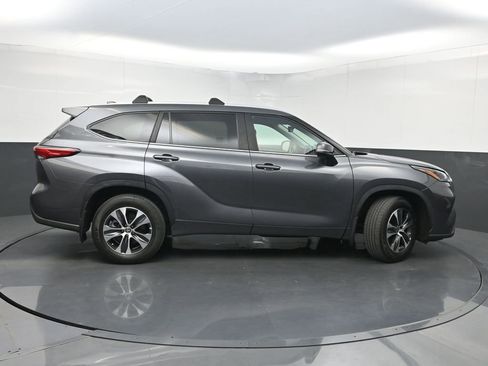 Used 2023 Toyota Highlander XLE AWD/4WD image 44