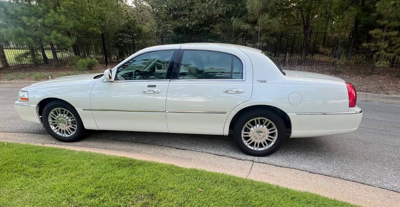 Used 2006 Lincoln Town Car Signature Limited RWD image 2