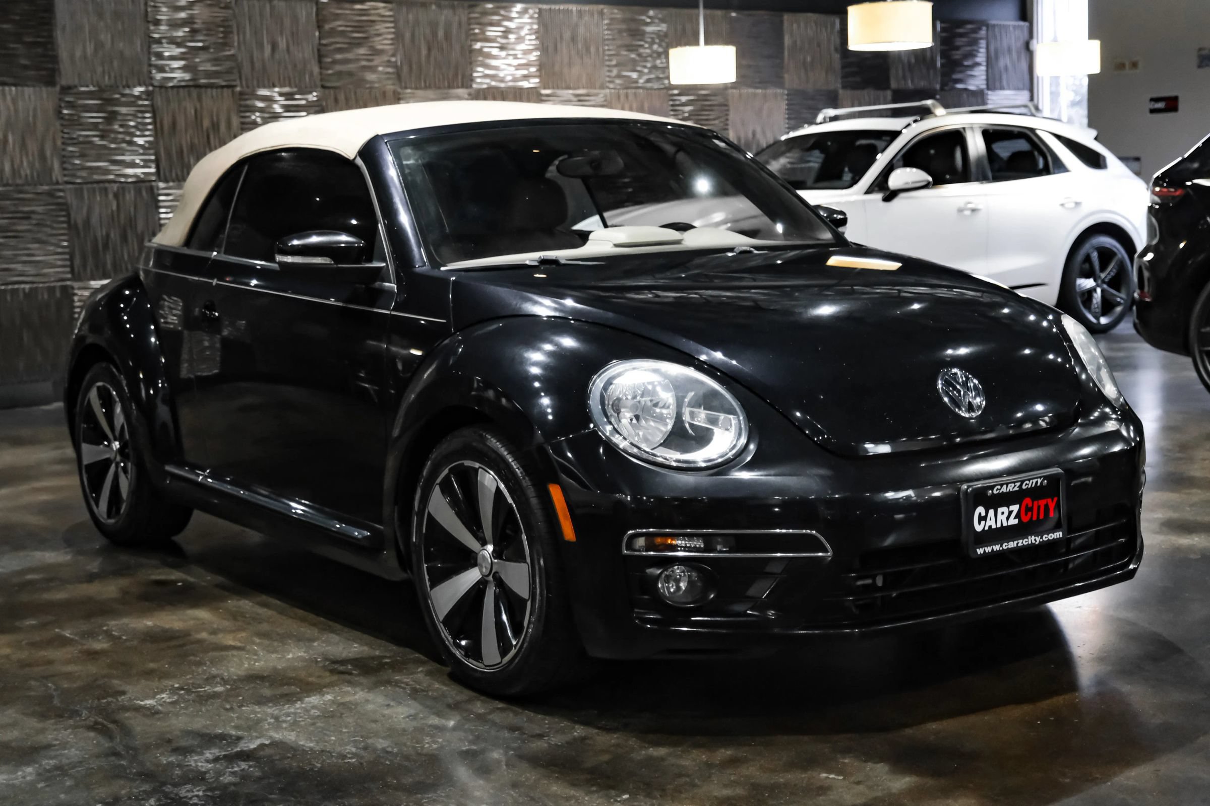 Used 2013 Volkswagen Beetle 2.0T FWD image 2