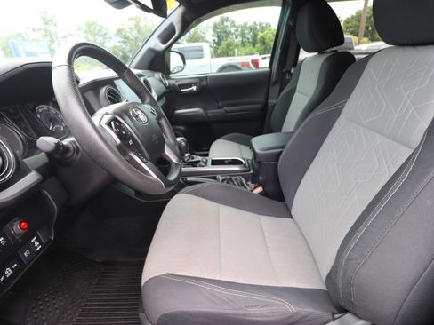 Used 2022 Toyota Tacoma TRD Sport RWD image 2