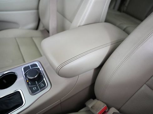 Used 2017 Jeep Grand Cherokee Limited w/ Luxury Group II AWD/4WD image 29
