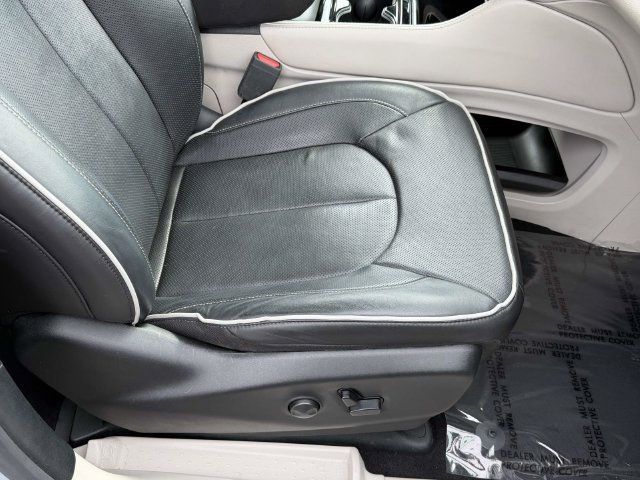 Used 2023 Chrysler Pacifica Limited FWD image 9