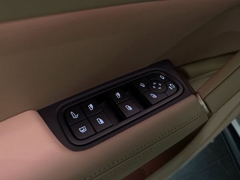 Certified 2025 Porsche Cayenne Turbo image 9