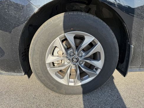 Used 2025 Toyota Sienna FWD image 16