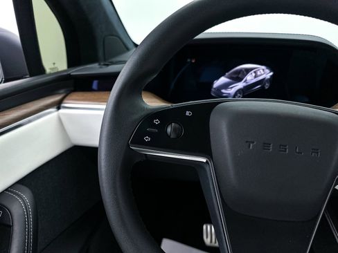 Used 2022 Tesla Model X image 32